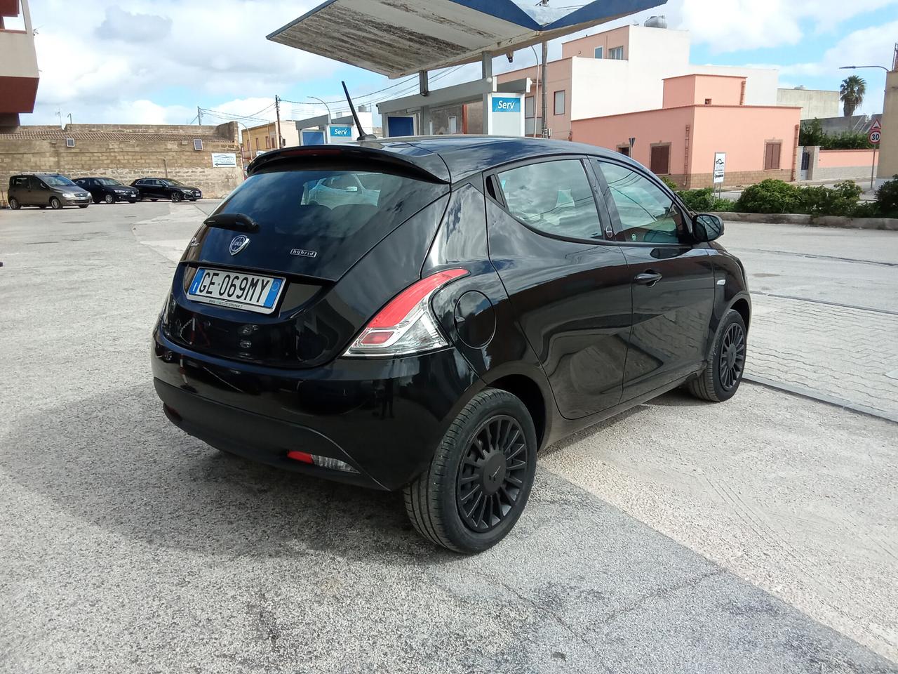 Lancia Ypsilon 1.0 S&S Hybrid Silver