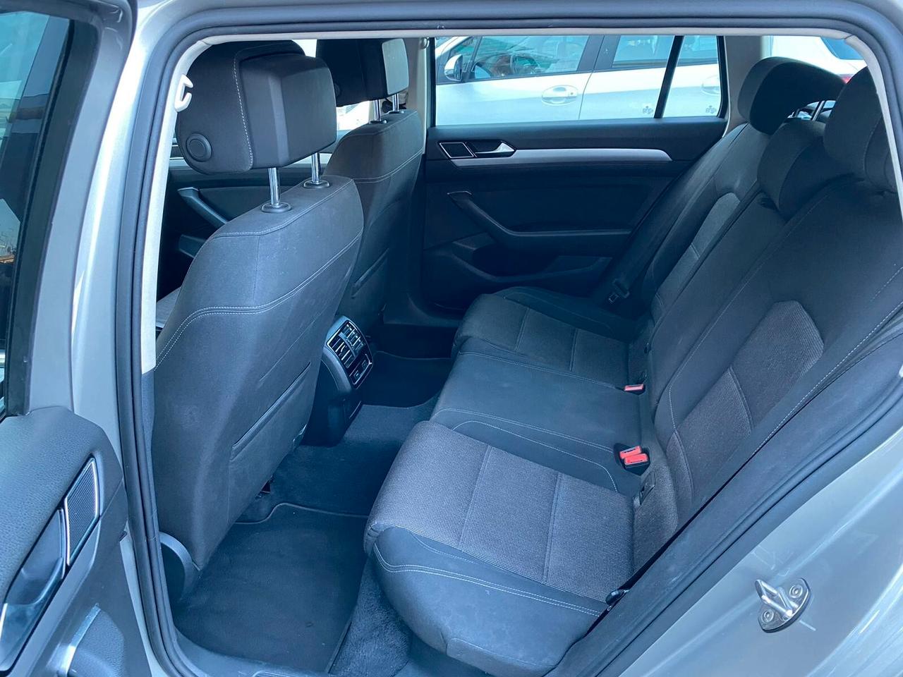 Volkswagen Passat Variant 1.6 TDI SCR DSG Business