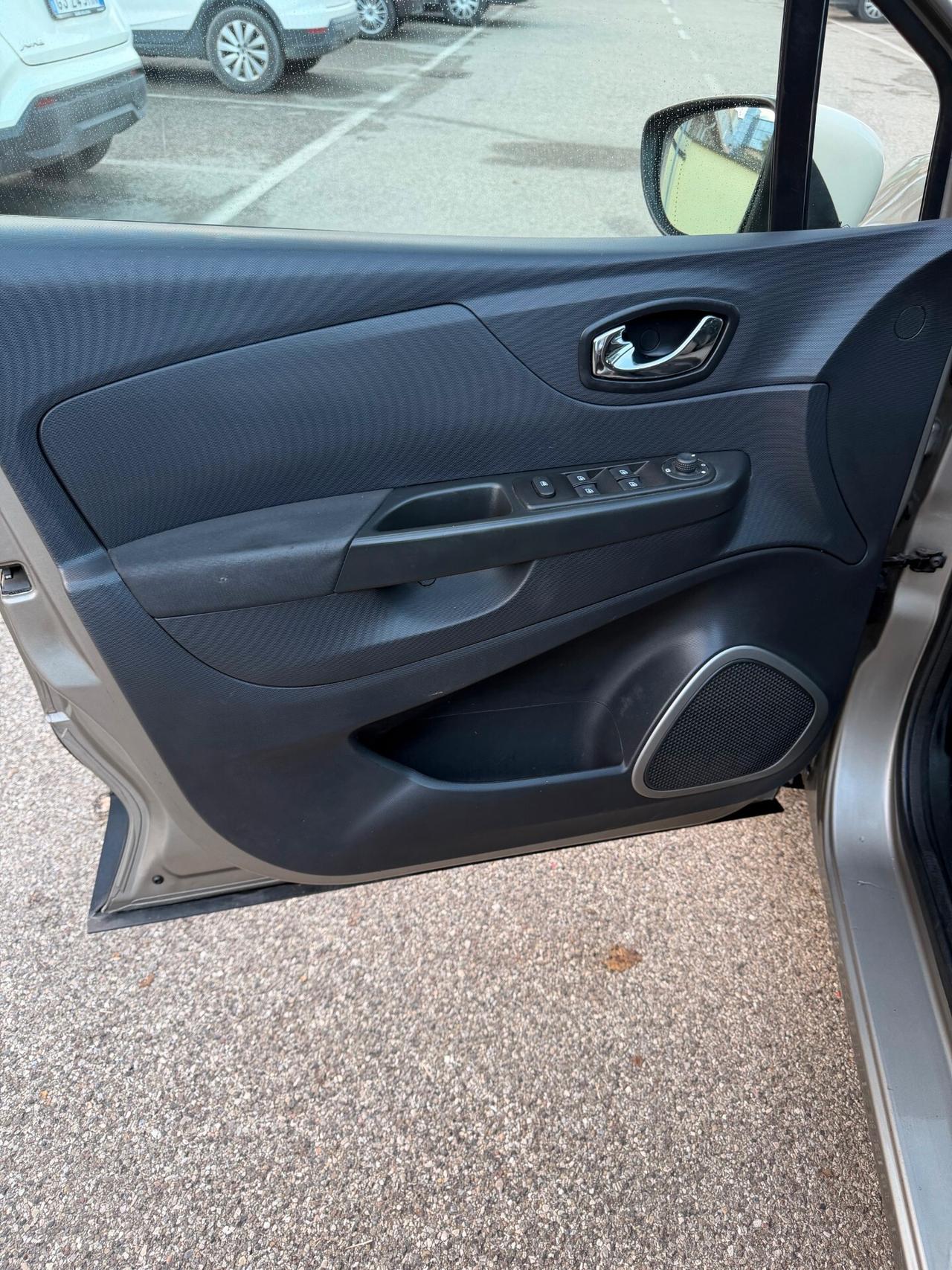 Renault Captur 1.5 dci - NEOP. - NAV. - 12 MESI DI GARANZIA -