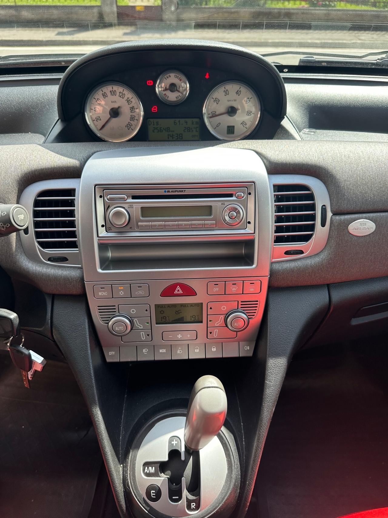 Lancia Ypsilon 1.4 16V Platino