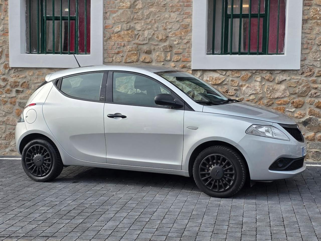 Lancia Ypsilon 1.0 FireFly 5 porte S&S Hybrid Ecochic Gold