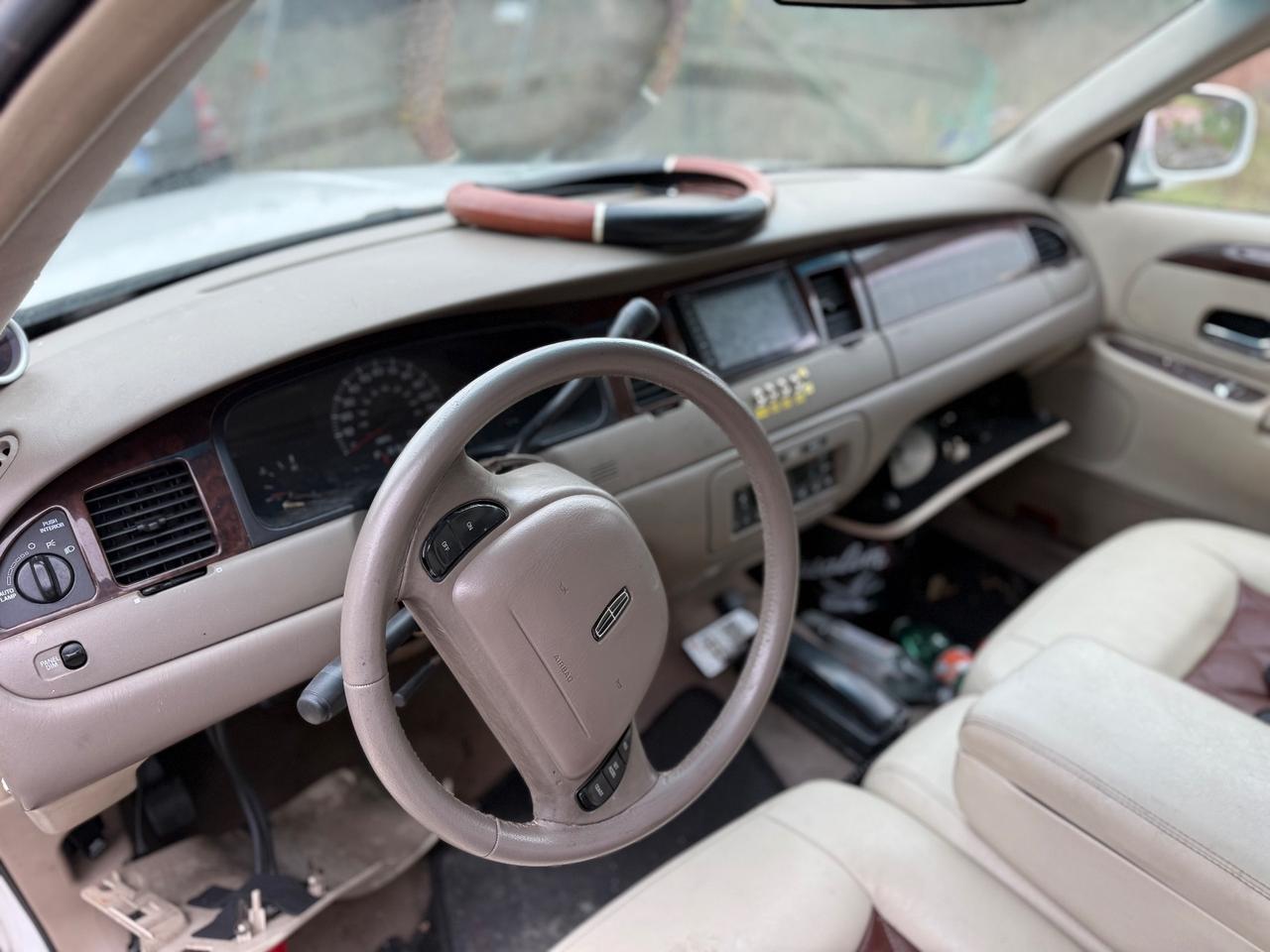 Lincoln Town Car Life Limousine