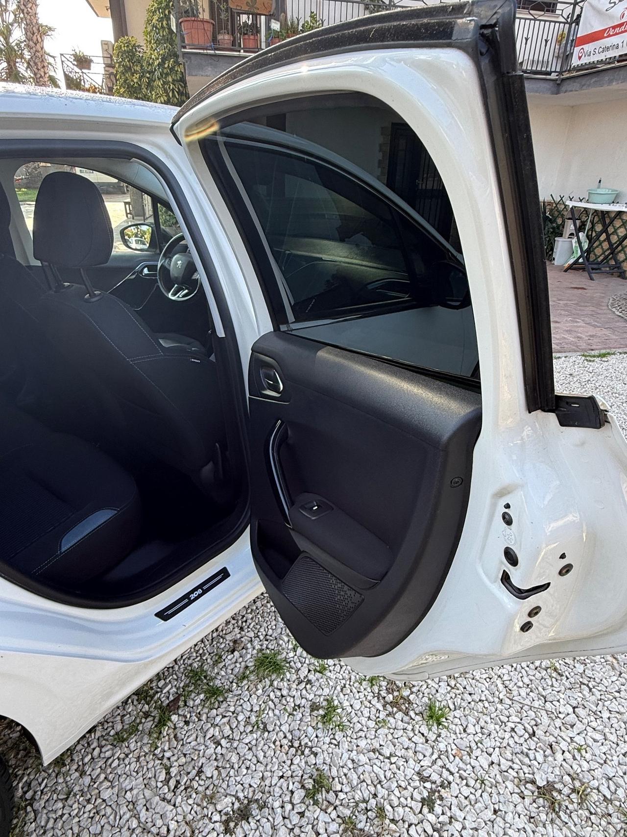 Peugeot 208 1.4 HDi 68 CV 5 porte Allure