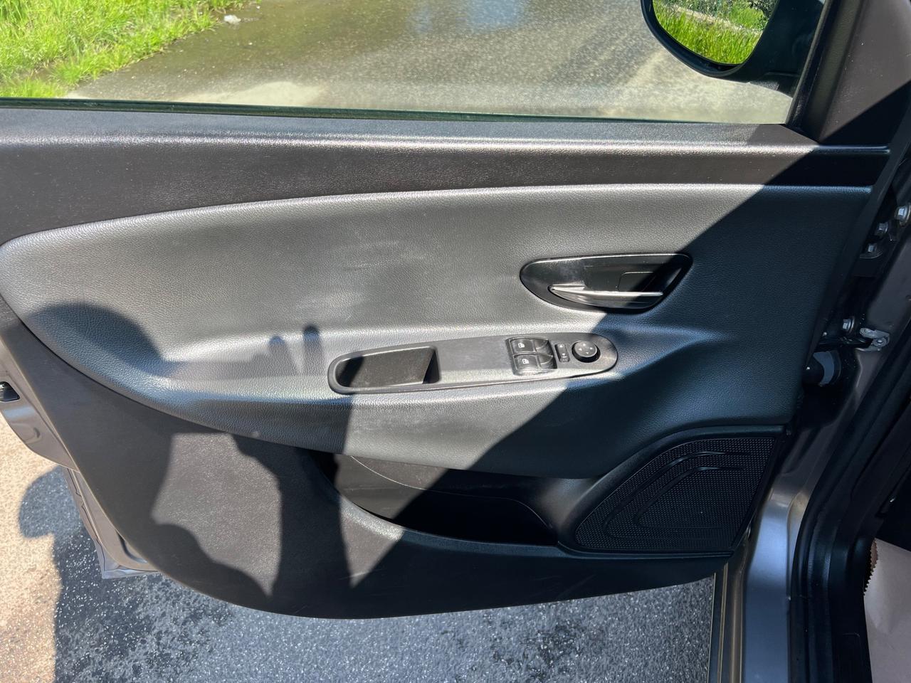 Lancia Ypsilon 0.9 TwinAir 85 CV 5 porte Metano Ecochic Silver