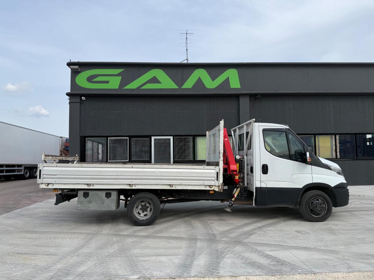 Iveco Daily 35C16 cassone fisso con gru FASSI F32A