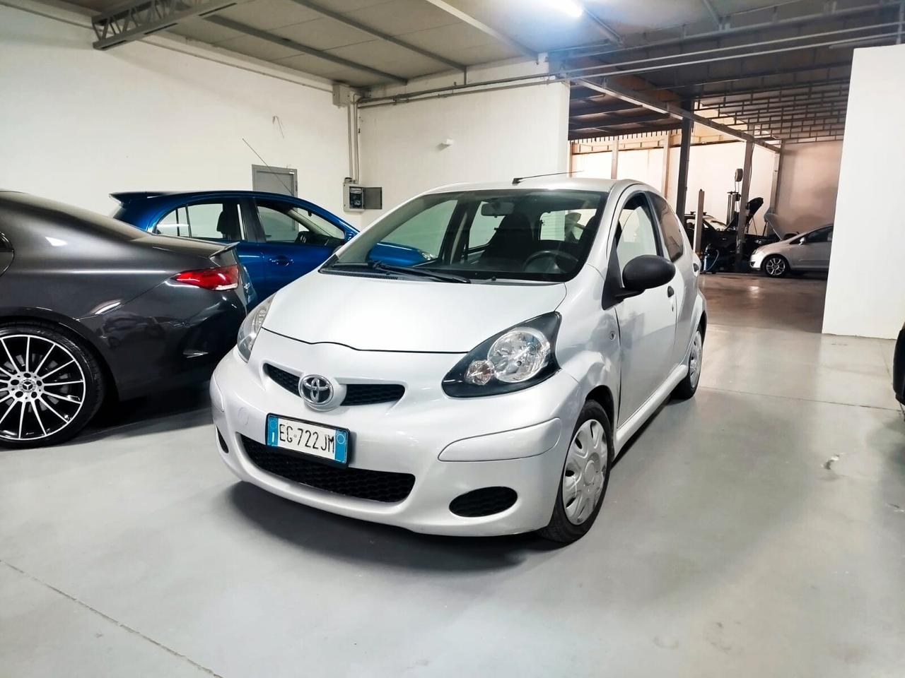 Toyota Aygo 1.0 12V VVT-i 5 porte Lounge MMT PER NEO PATENTATI