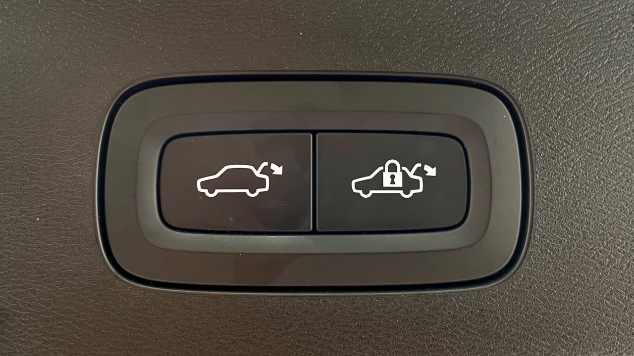 VOLVO V60 B4 2.0 GEARTRONIC MOMENTUM BUSINESS PRO 197CV - FULL LED, TETTO, SEDILI RISCALDABILI