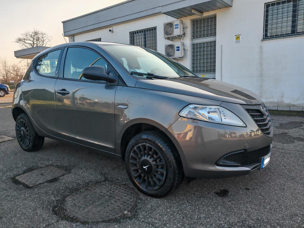 Lancia Ypsilon 0.9 TwinAir 85 CV 5 porte Metano Ecochic Silver