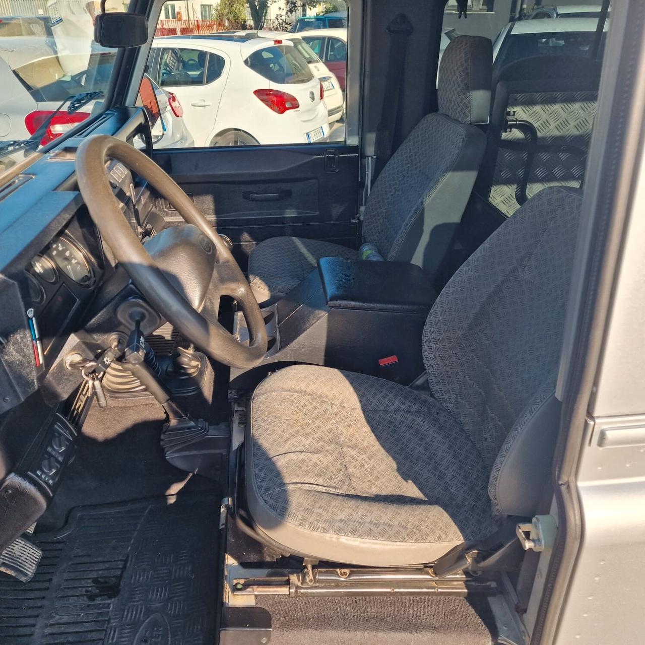 Land Rover Defender 2.5 td5 DA VETRINA 6 POSTI A SEDERE