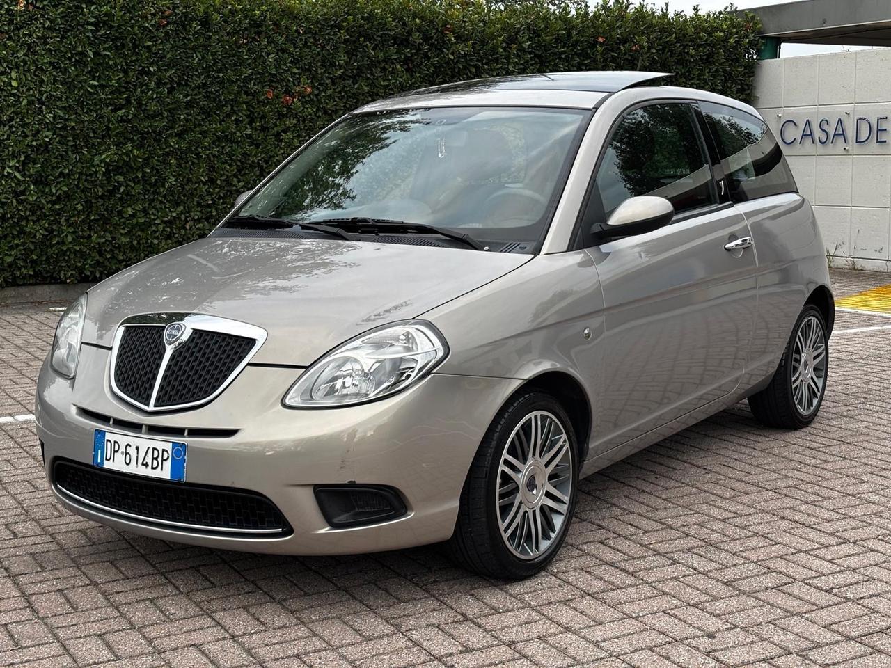 Lancia Ypsilon 1.4 16V Sport MomoDesign – €3.700 | 105.000 km