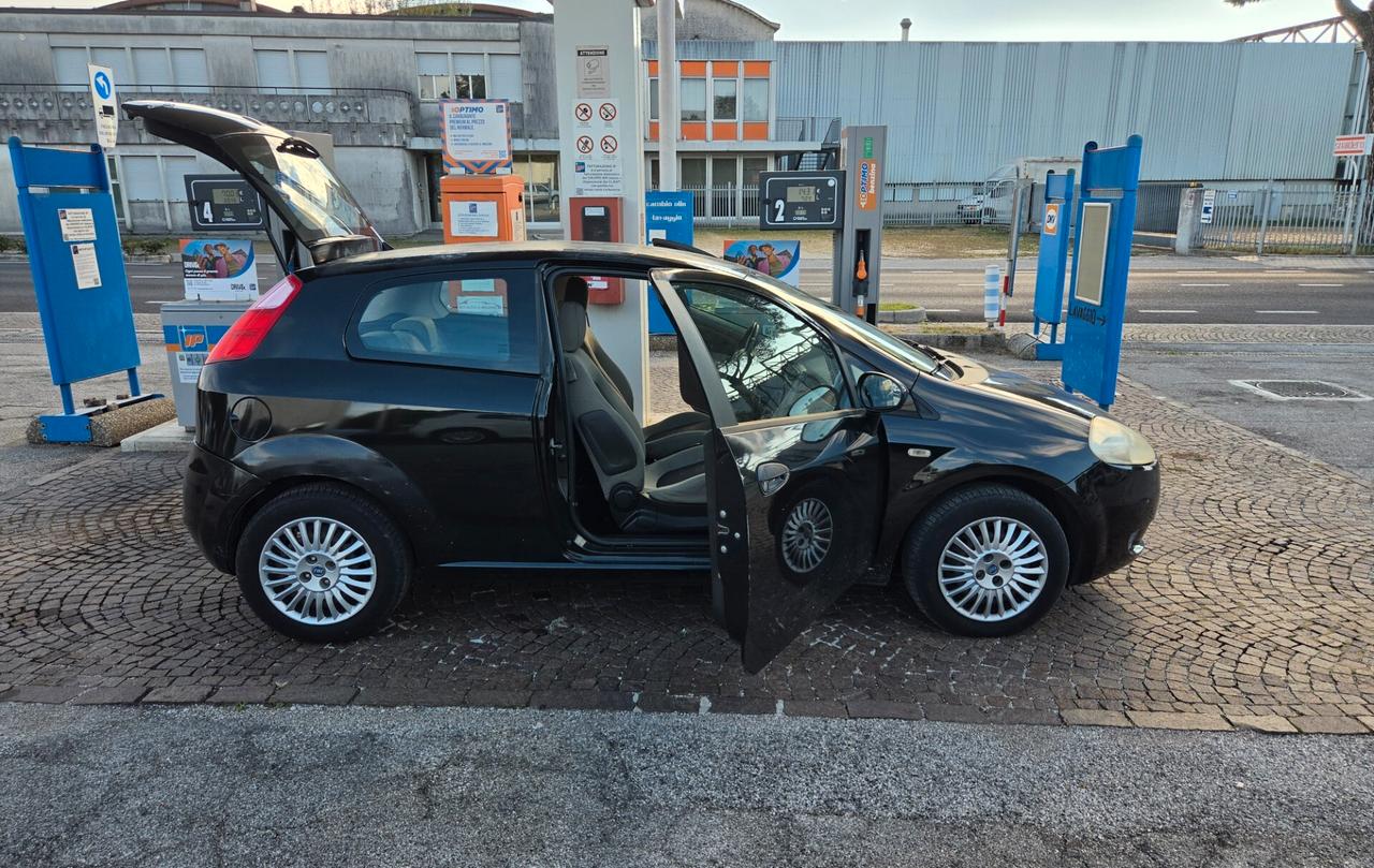 Fiat Grande Punto 1.3 MJT 75 CV 3 porte con 302.000km Neopatentati