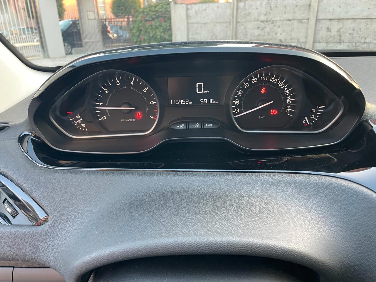 Peugeot 208 PureTech 82 5 porte Allure CINGHIA NUOVA !!!