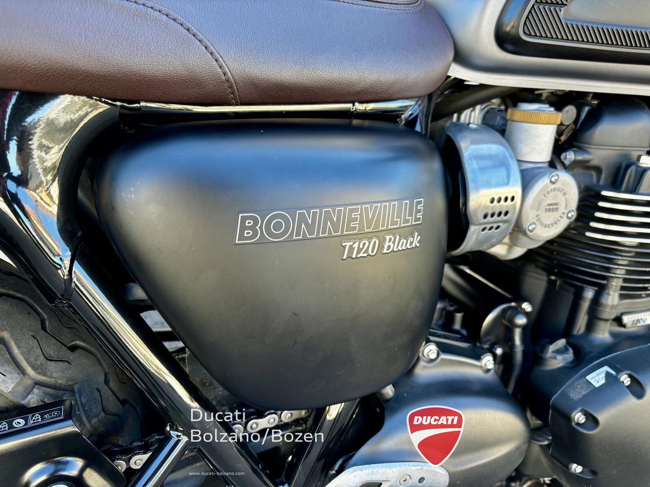 Triumph Bonneville T120 Black