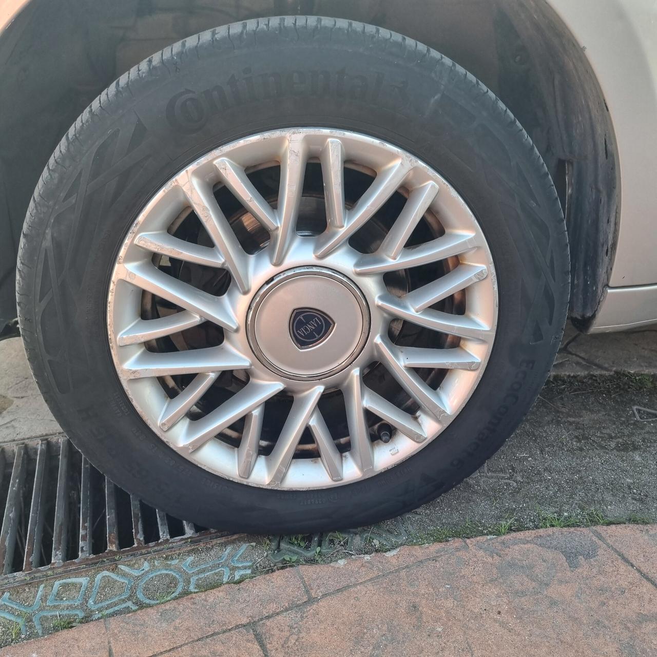 Lancia Ypsilon 0.9 TwinAir 85 CV 5 porte Metano Ecochic Silver