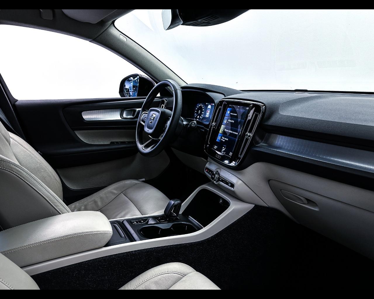 VOLVO XC40 (2017-->) - XC40 T2 Geartronic Momentum Pro N1