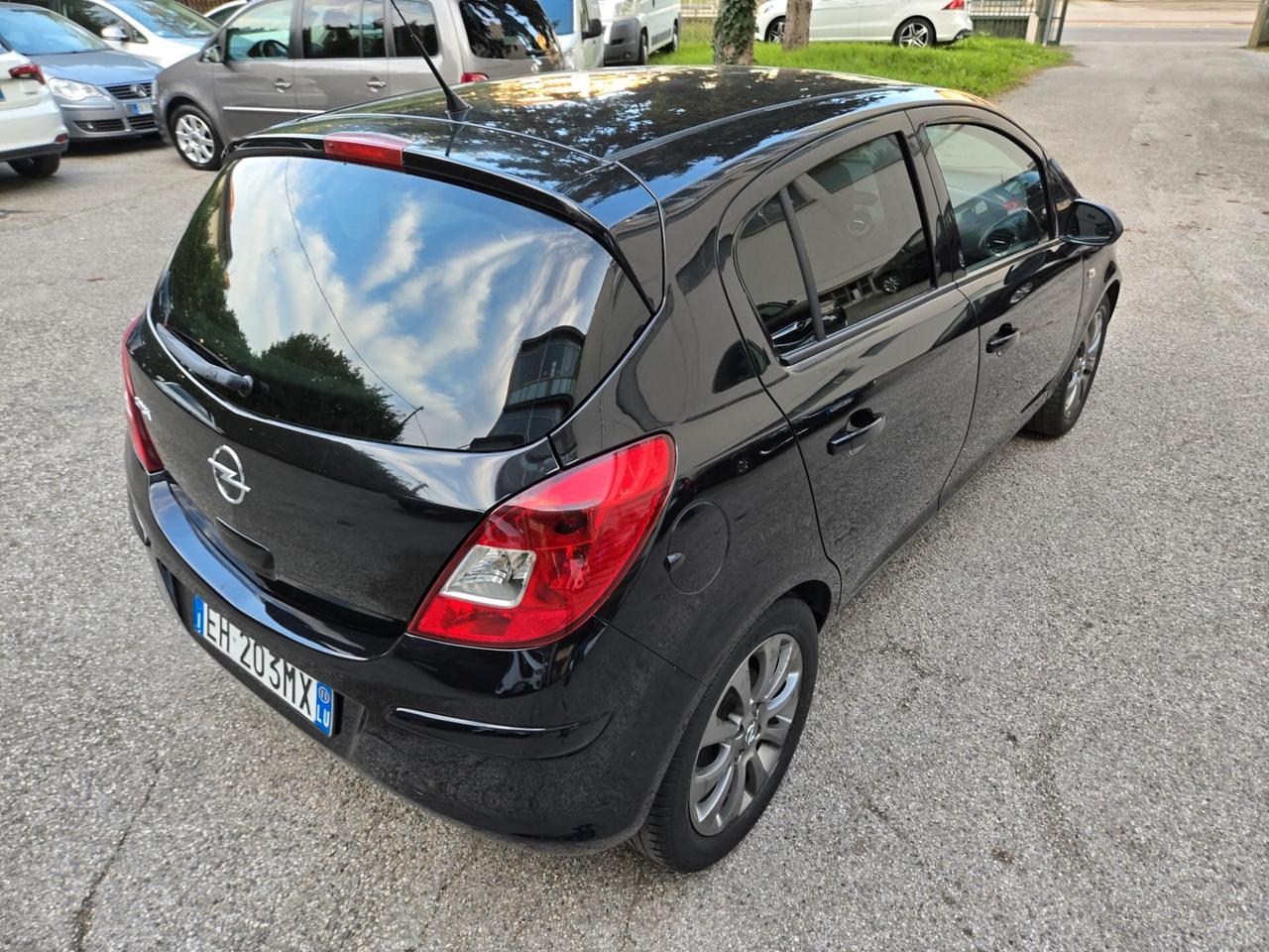 Opel Corsa 1.2 5 porte Cosmo Neopatentati