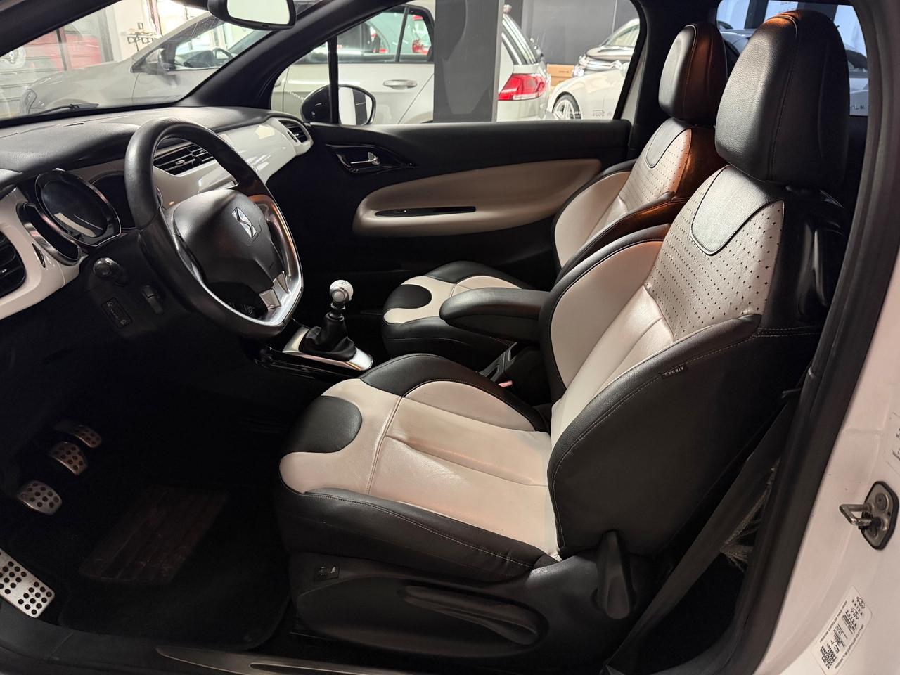 DS 3 1.6 HDi (110) Just Black 2011