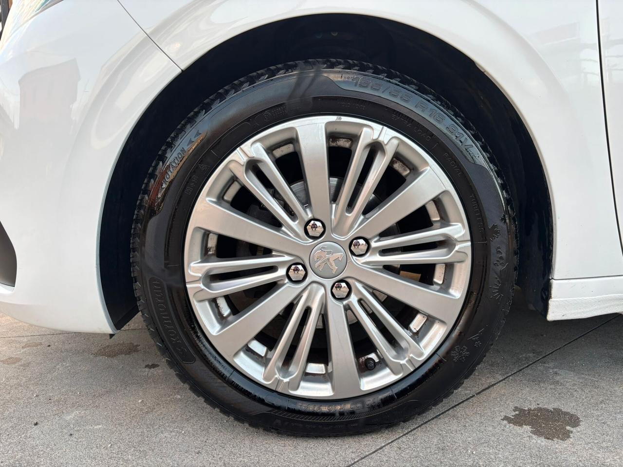 Peugeot 208 PureTech 82 5p. GPL Allure