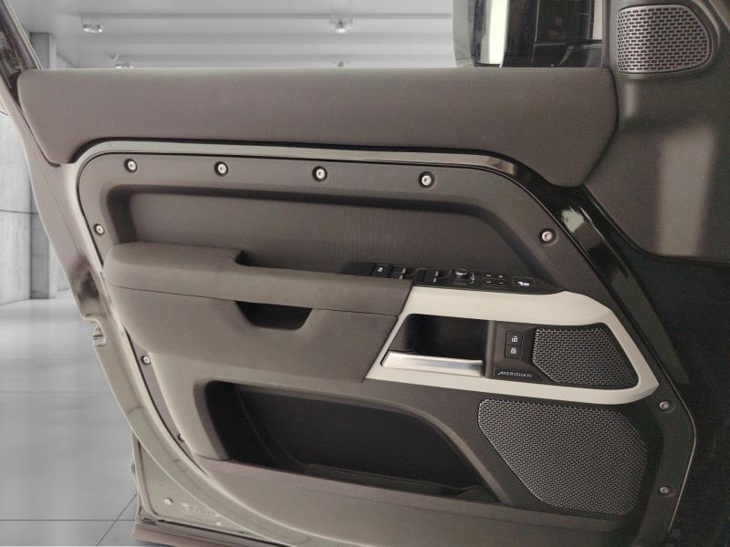 Land Rover Defender 110 3.0 I6 MHEV X-Dynamic SE AWD Auto