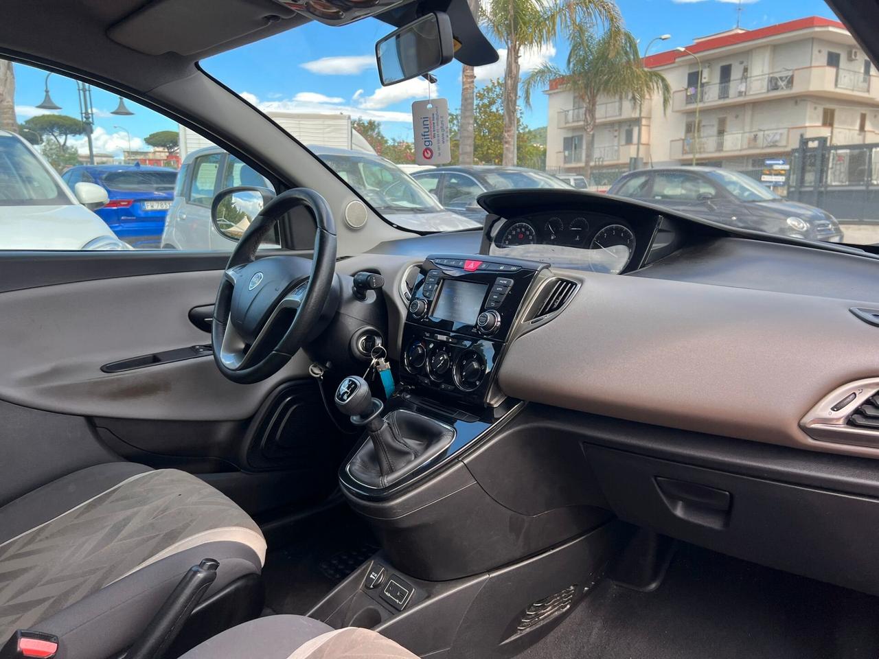 Lancia Ypsilon 1.2 69 CV 5 porte Platinum