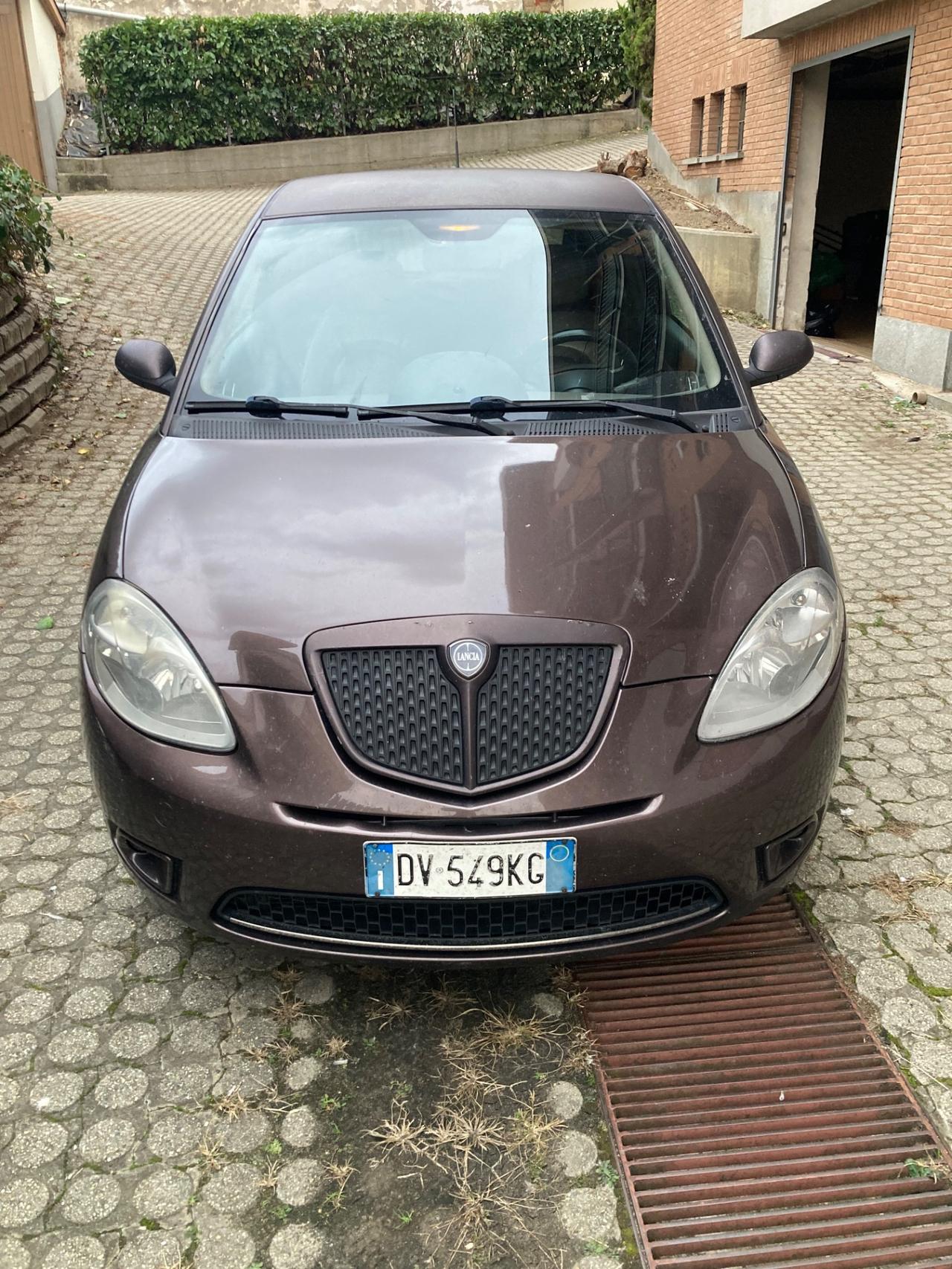 Lancia Ypsilon 1.3 MJT 75 CV Versus