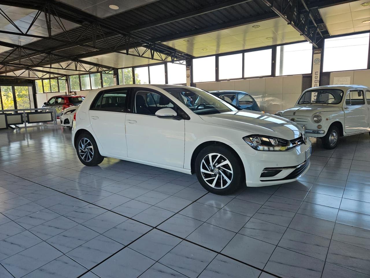 Volkswagen Golf 1.0 TSI 110 CV DSG Sound Edition