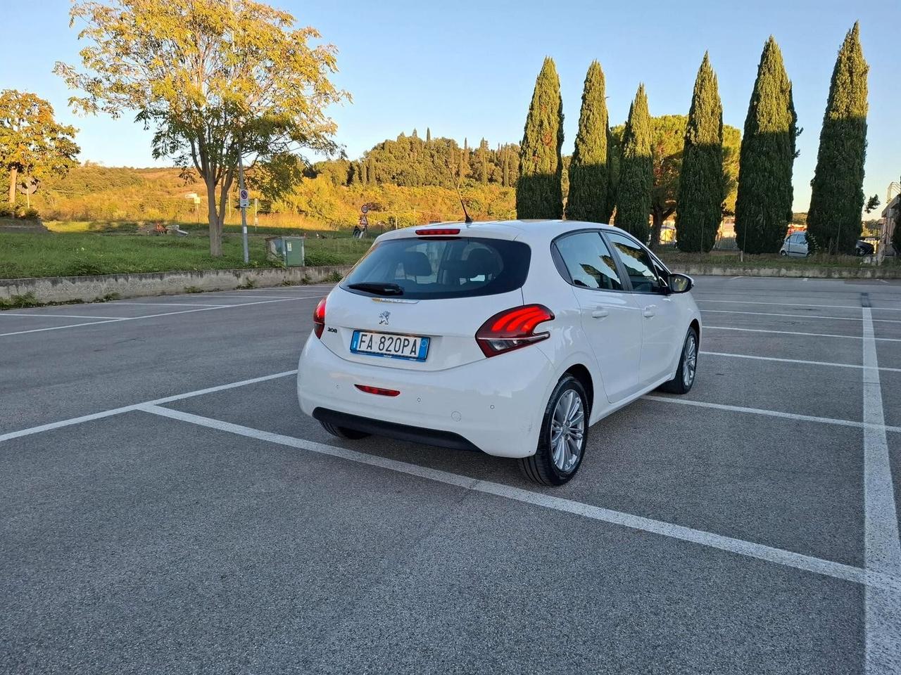 Peugeot 208 PureTech 82 5 porte Allure