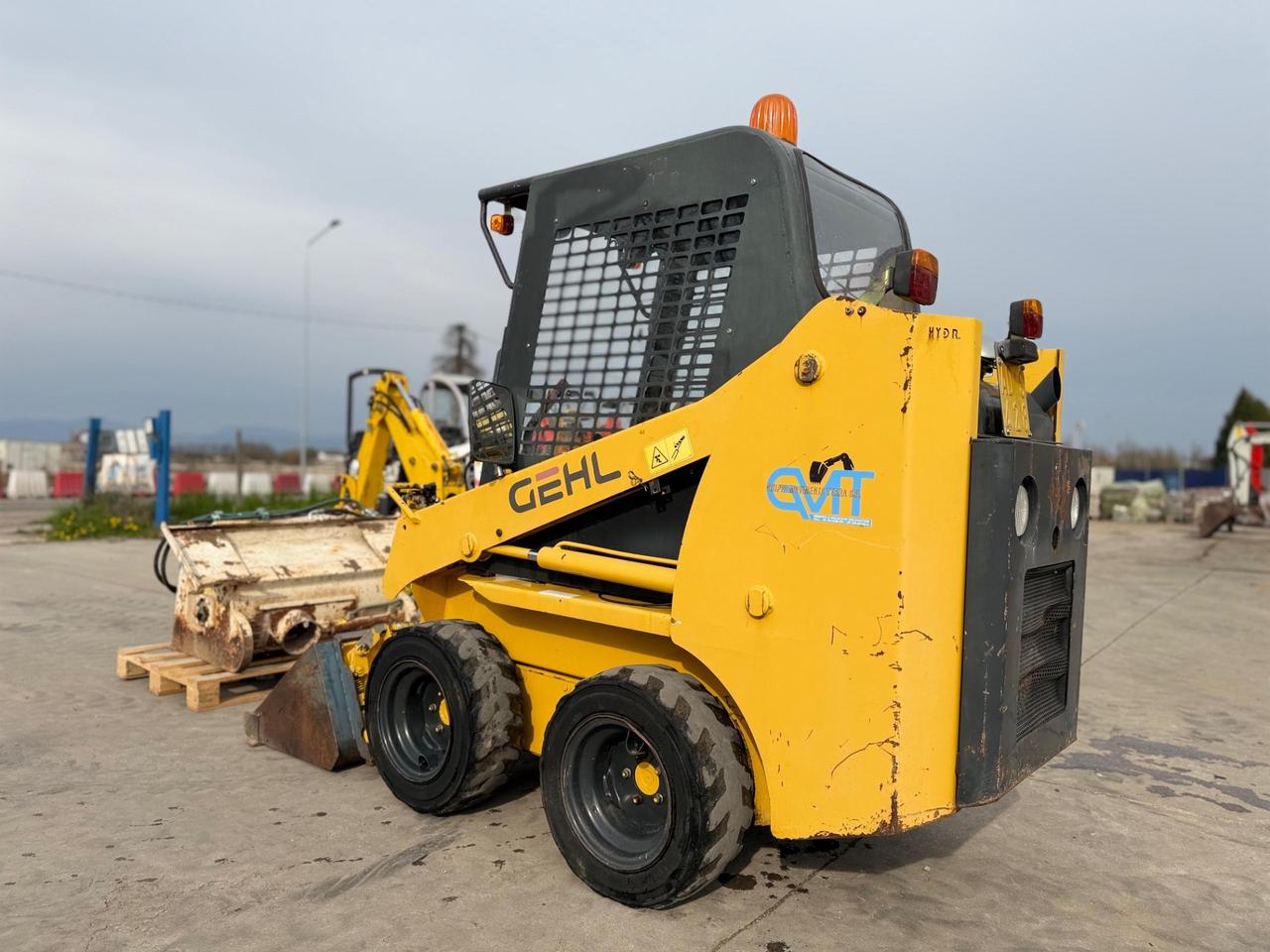 Mini pala GEHL SL 1625 con accessori