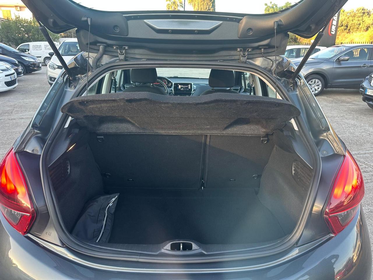 Peugeot 208 1.2 PureTech Allure (2016) | OK NEOPATENTATI - Solo 64.400 KM!