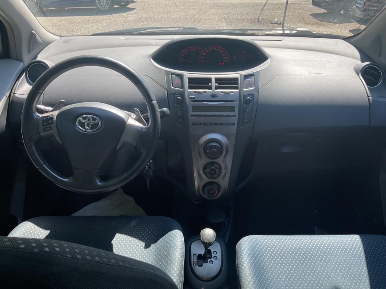 Toyota Yaris 1.3 5 port. OK NEOP. CAMBIO AUT.