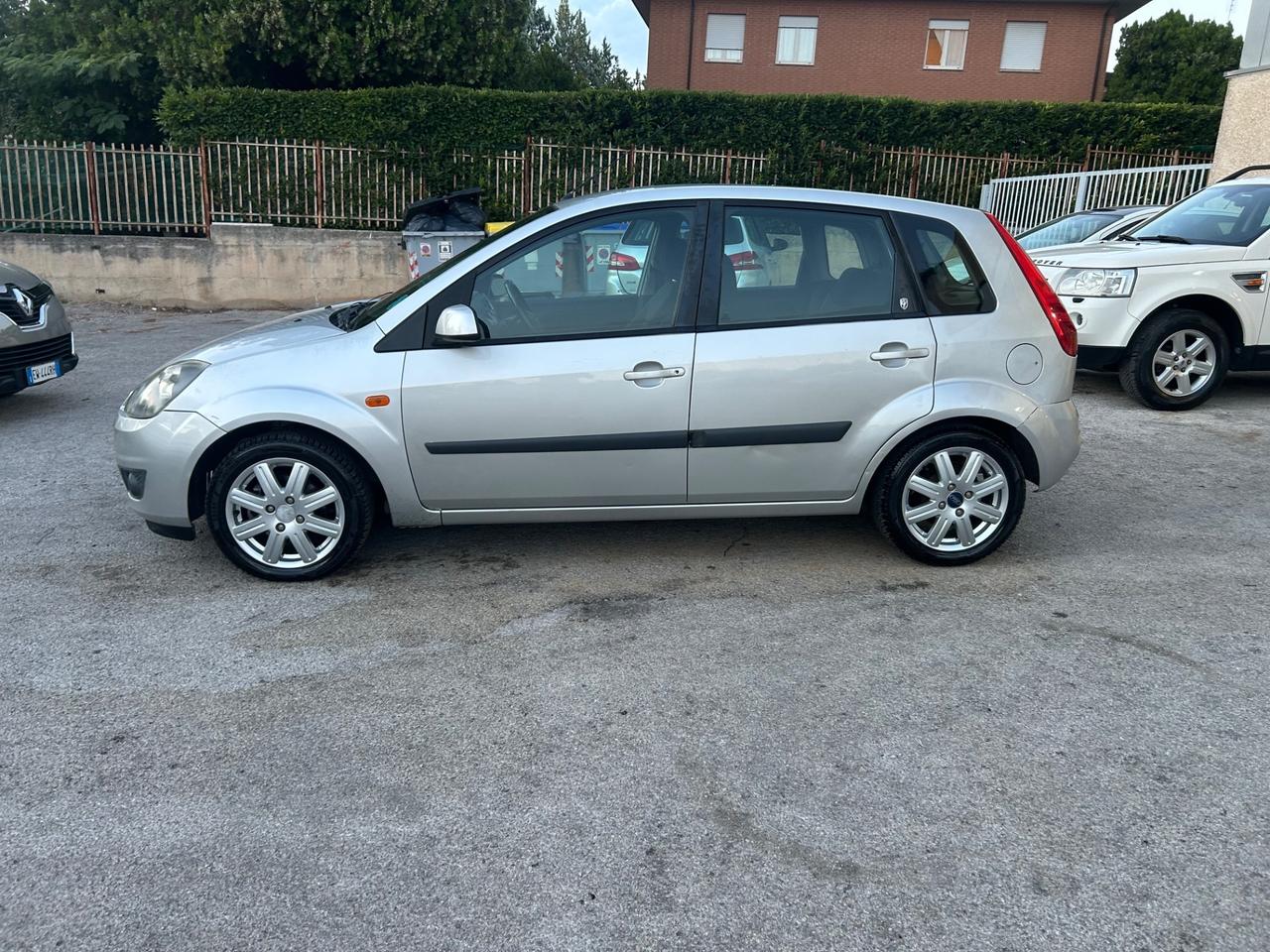 Ford Fiesta 1.2 5p. Ghia 140000km Gancio Traino