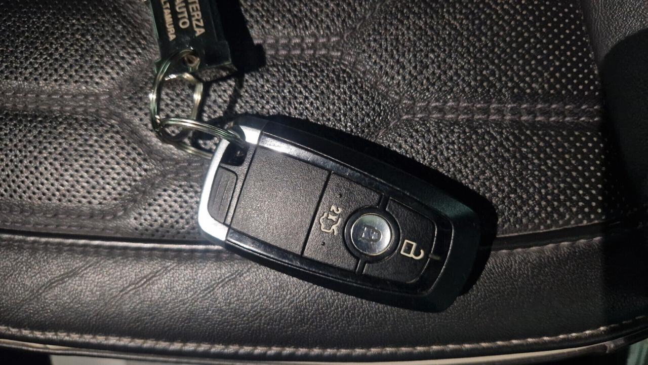 Ford Mondeo Full Hybrid 2.0 187 CV eCVT 4 porte Vignale