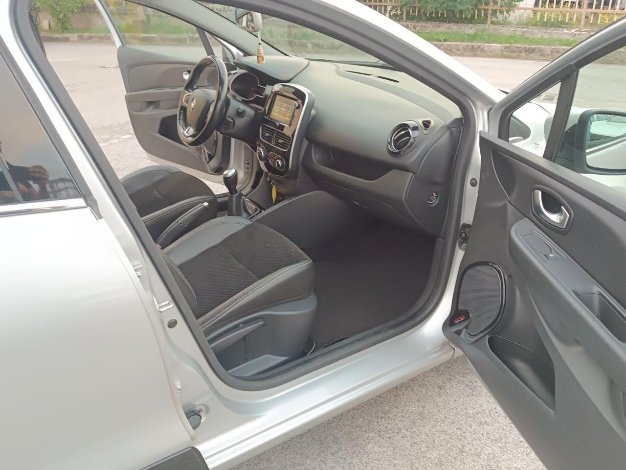 RENAULT Clio TCe 12V 90 CV 5 porte Moschino Intens