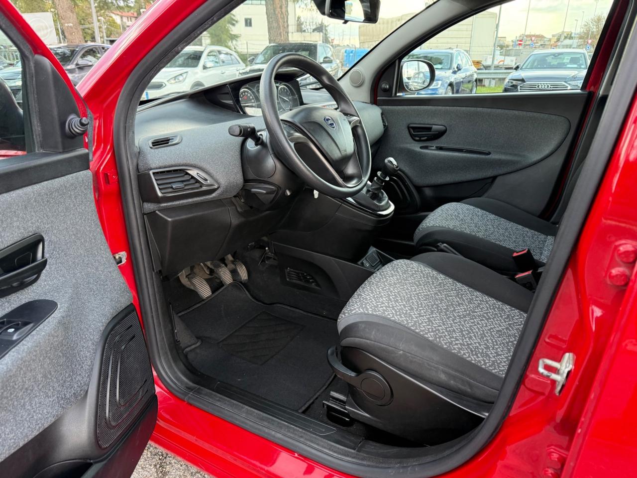 Lancia Ypsilon 1.0 FireFly 5 porte S&S Hybrid Ecochic Silver