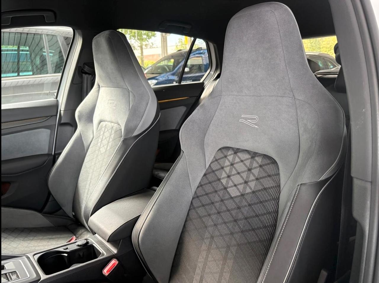 Volkswagen Golf 1.5 eTSI 130 CV DSG R-Line