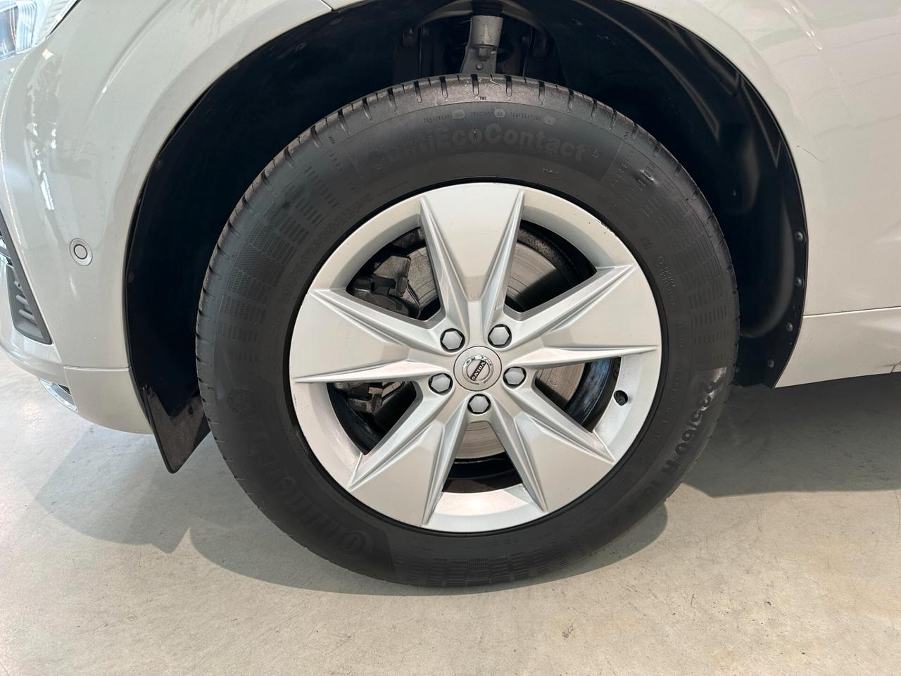 Volvo XC60 B4 (d) AWD Geartronic Momentum VAN