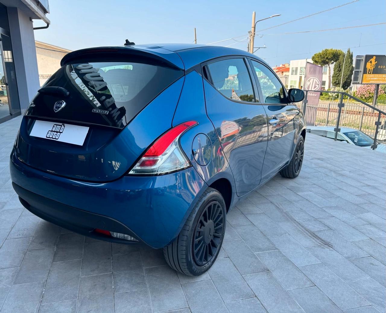 Lancia Ypsilon 1.0 5 porte Hybrid Silver