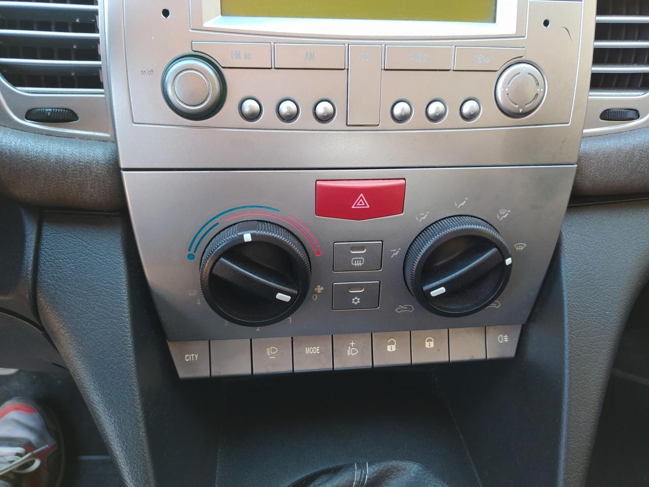 Lancia Ypsilon 1.3 MJT 75 CV Elle Neopatentati