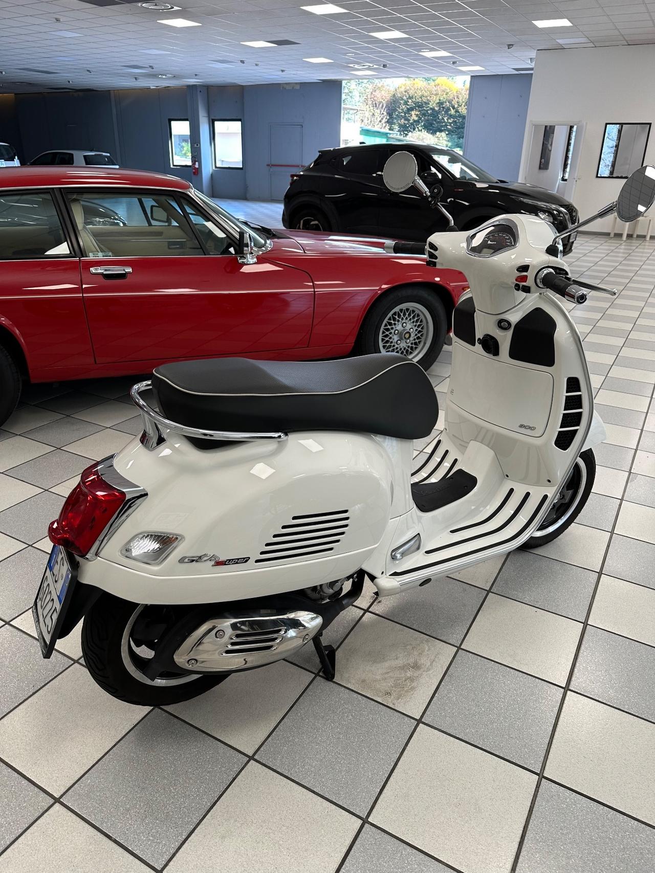 Piaggio Vespa 300 GTS hpe