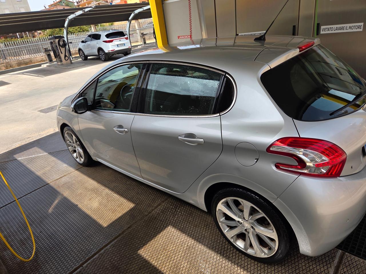 Peugeot 208 1.6 e-HDi 115 CV Stop&Start 5 porte Allure