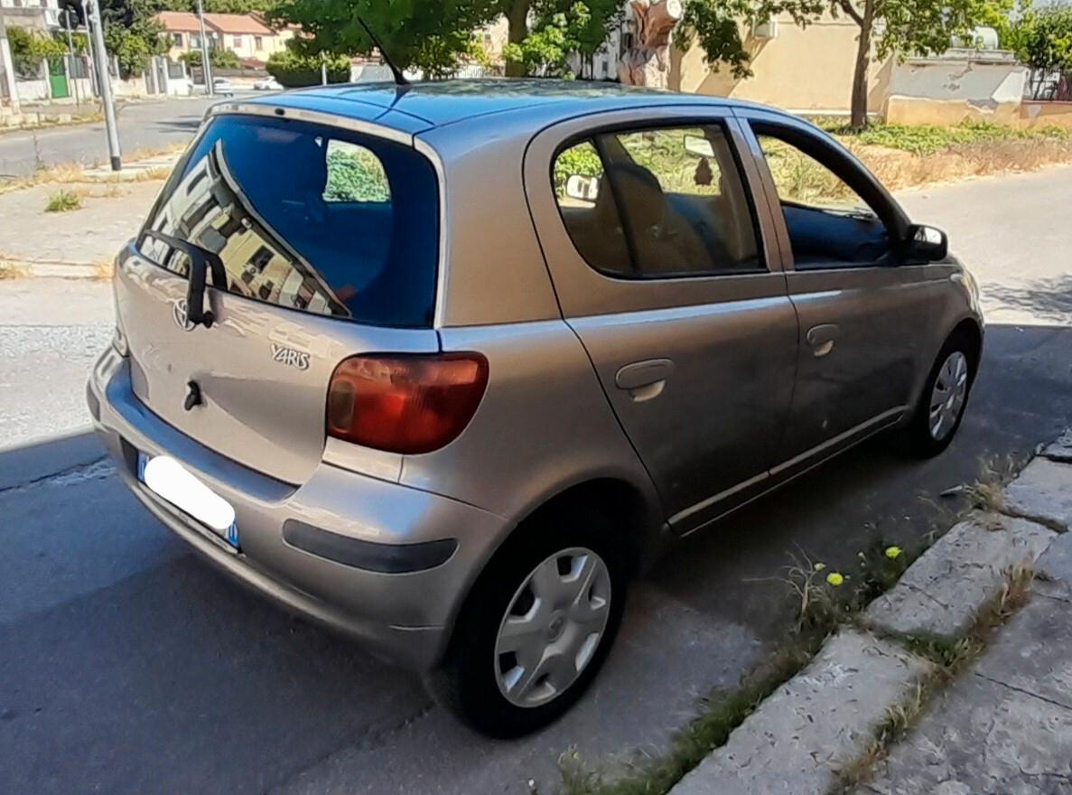 Toyota Yaris 1.0 benzina x neo patentati