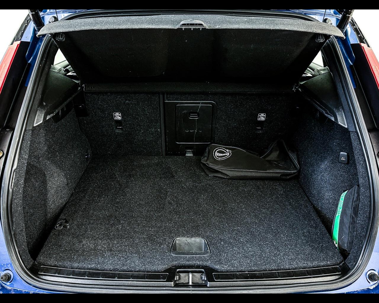 VOLVO XC40 (2017-->) - XC40 B5 AWD Geartronic R-design