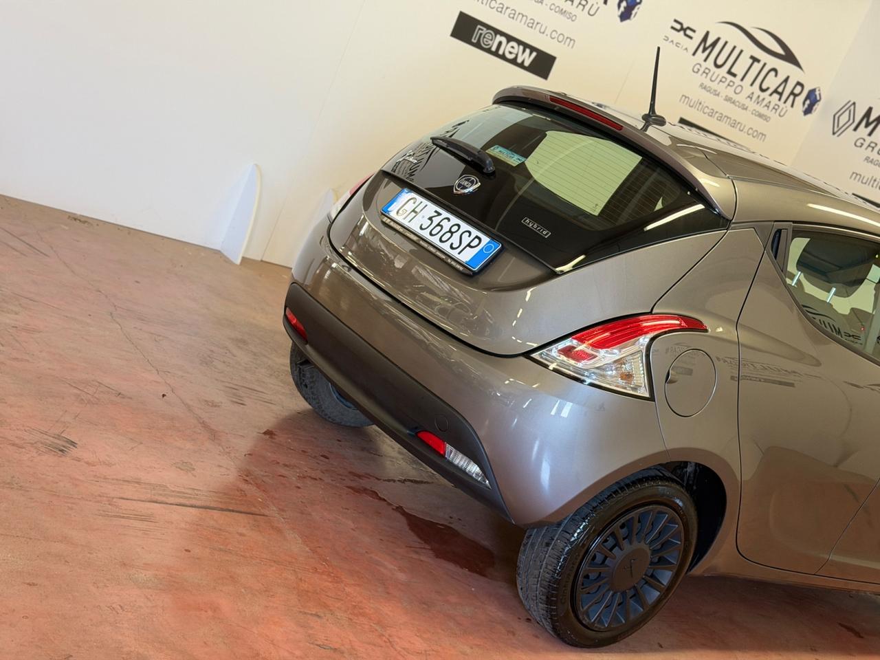 Lancia Ypsilon 1.0 FireFly 5P Hybrid Silver
