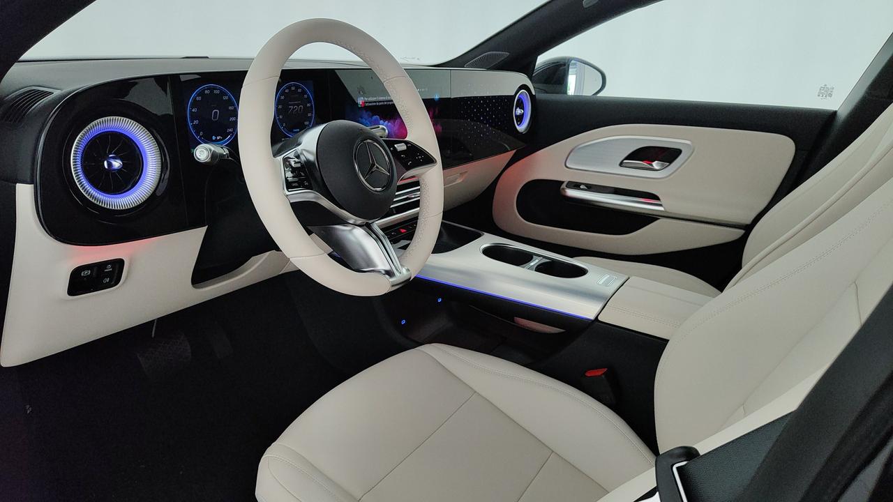 Mercedes-Benz CLA 250+ con tecnologia EQ