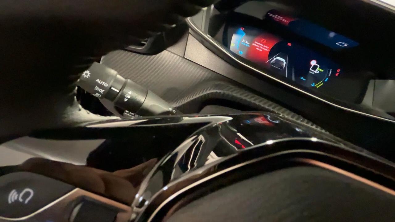 Peugeot 2008 motore elettrico 136 CV Allure Pack