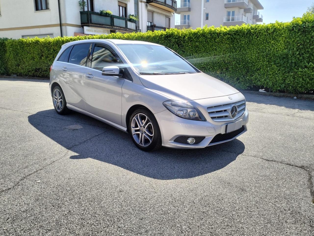 Mercedes-benz B 180 Benz Premium