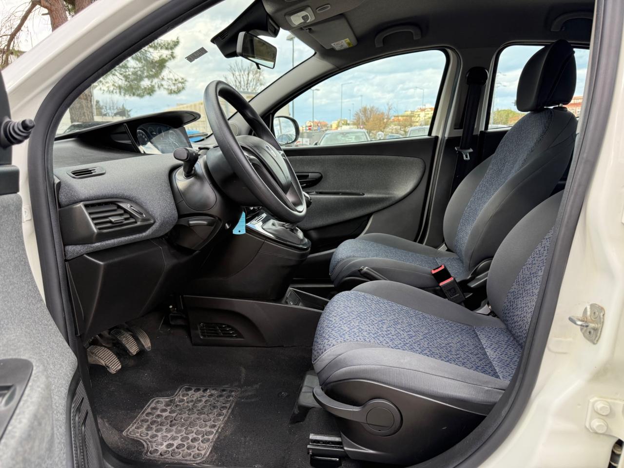 Lancia Ypsilon 1.0 FireFly 5 porte S&S Hybrid Ecochic Silver