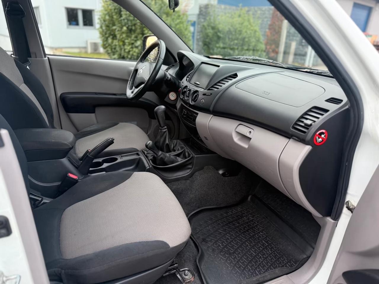 Mitsubishi L200 DC Invite 4WD aria condizionata