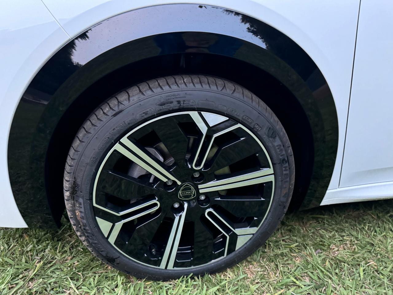 Lancia Ypsilon Hybrid e-DCT LX