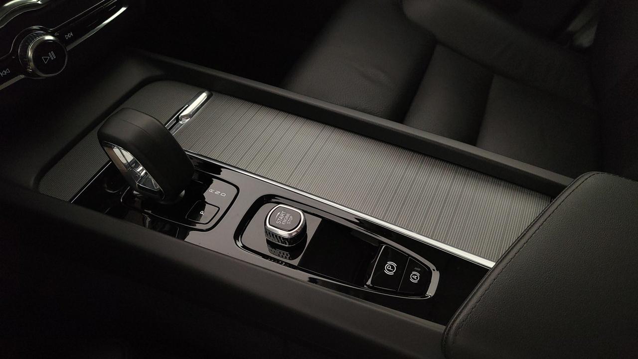 VOLVO XC60 2.0 b4 Plus Dark auto